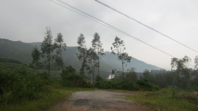 水库放水，坝头3闸启开